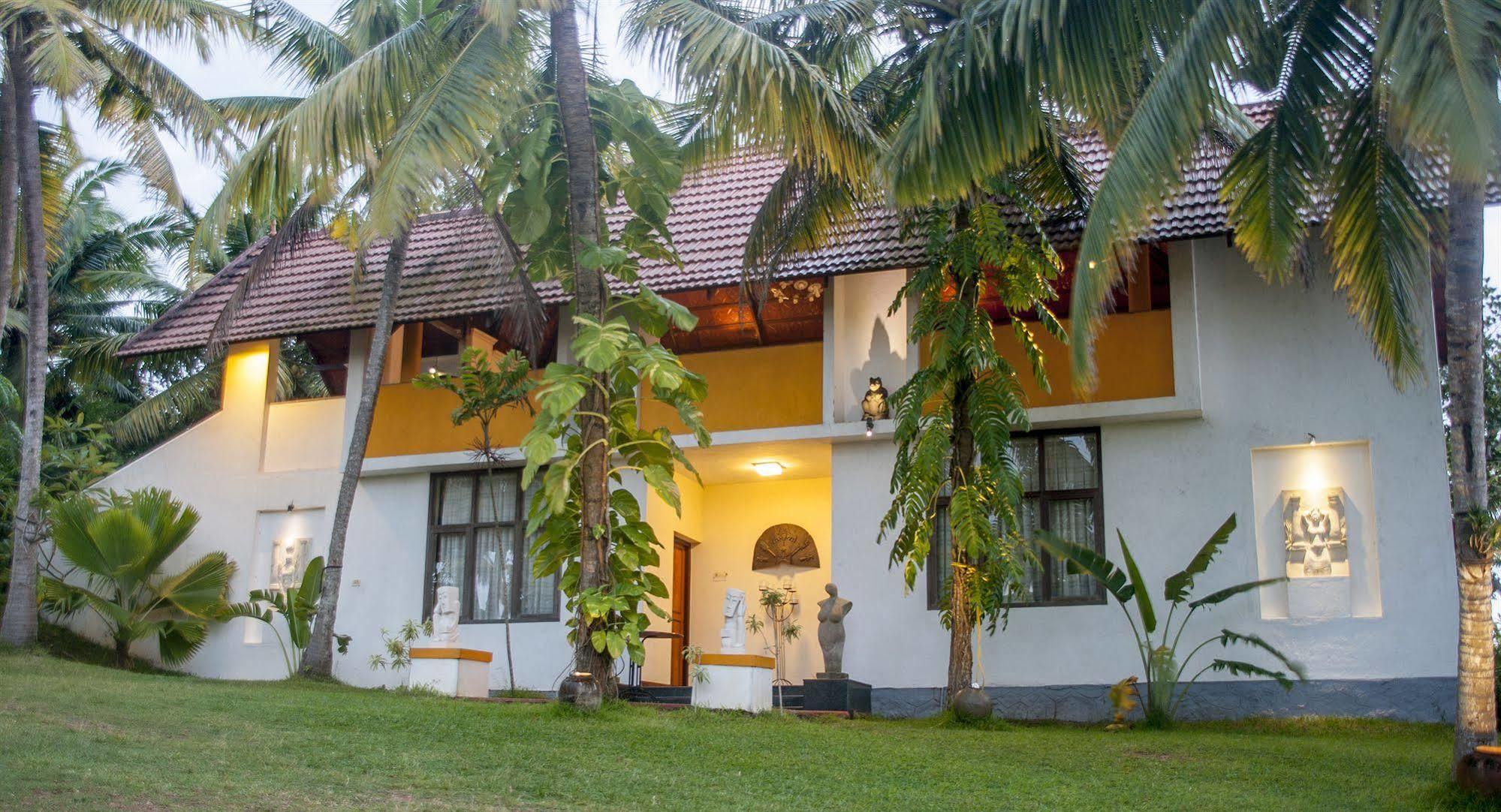 Over The Hill Poovar Exteriér fotografie